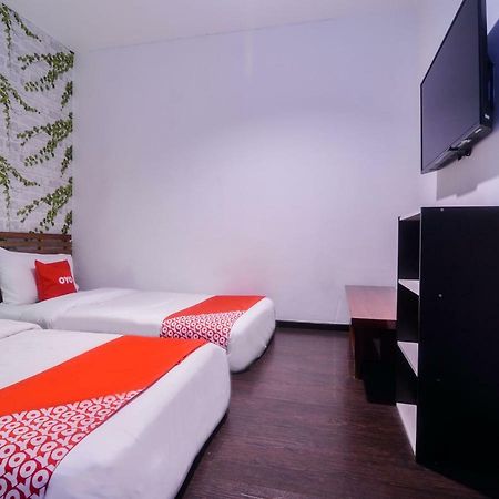 Oyo 1119 Memoire Express Hotel كوشنج المظهر الخارجي الصورة