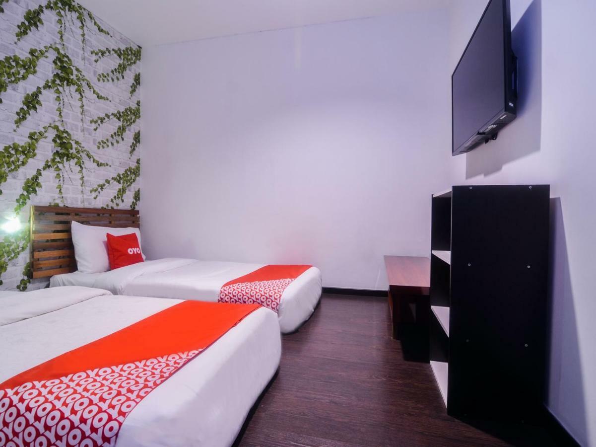 Oyo 1119 Memoire Express Hotel كوشنج المظهر الخارجي الصورة