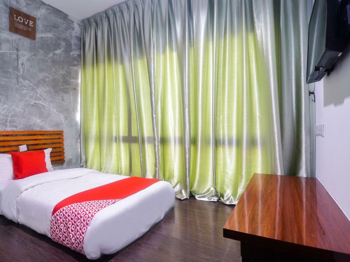 Oyo 1119 Memoire Express Hotel كوشنج المظهر الخارجي الصورة