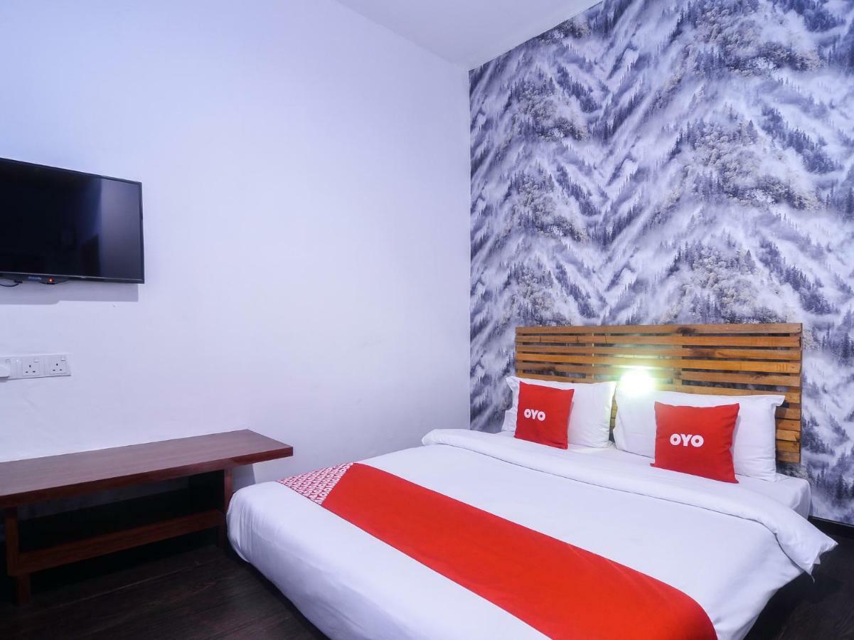 Oyo 1119 Memoire Express Hotel كوشنج المظهر الخارجي الصورة