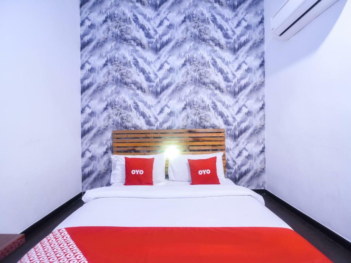 Oyo 1119 Memoire Express Hotel كوشنج المظهر الخارجي الصورة