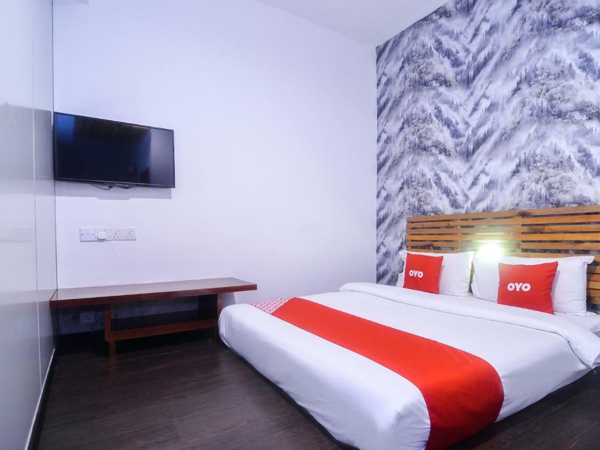 Oyo 1119 Memoire Express Hotel كوشنج المظهر الخارجي الصورة